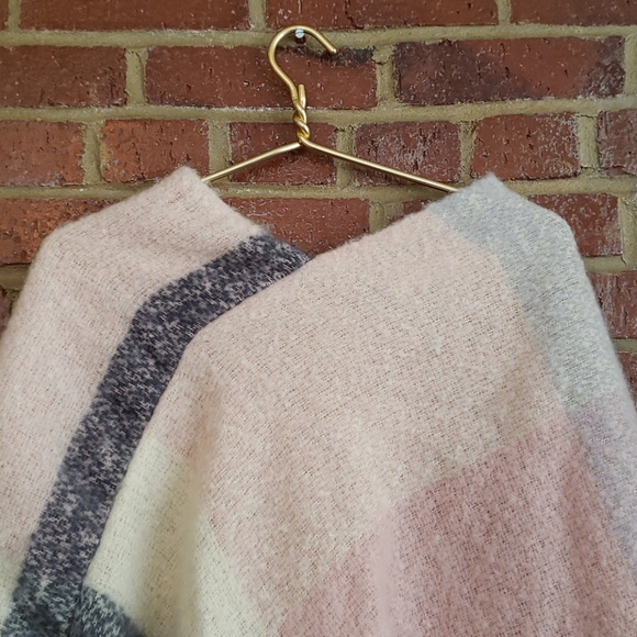 NWOT Tahari Color Block Fringe Poncho - Picture 2 of 4